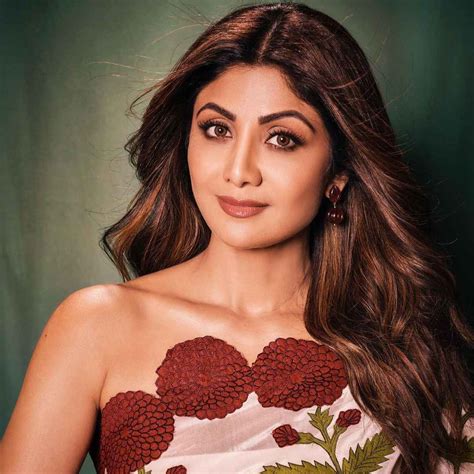 Shilpa Shetty sets the internet ablaze with toned abs at 49.